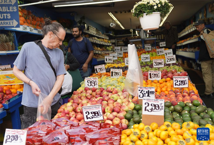 10月14日，顾客在美国纽约一家蔬果店选购水果。新华社记者 张凤国 摄
