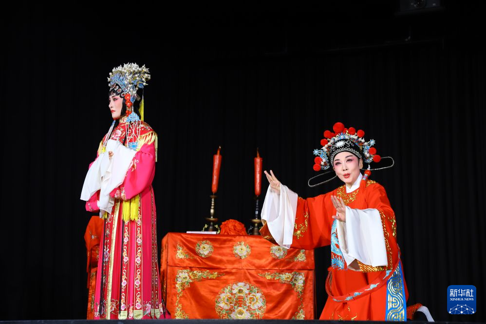 10月17日，在德国法兰克福，中国黄梅戏表演艺术家韩再芬（右）与演员共同表演黄梅戏《女驸马》。新华社记者 刘向 摄