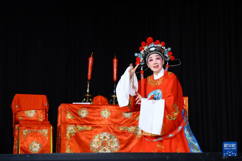 10月17日，在德国法兰克福，中国黄梅戏表演艺术家韩再芬表演黄梅戏《女驸马》。新华社记者 刘向 摄