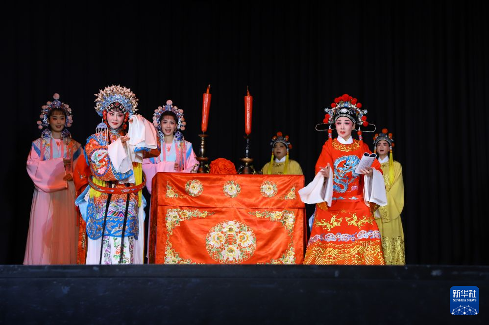 10月17日，在德国法兰克福，中国黄梅戏表演艺术家韩再芬（右）与演员共同表演黄梅戏《女驸马》。新华社记者 刘向 摄