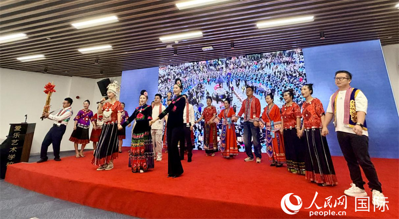 华侨华人表演具有中国少数民族特色的歌舞。人民网记者 焦翔摄