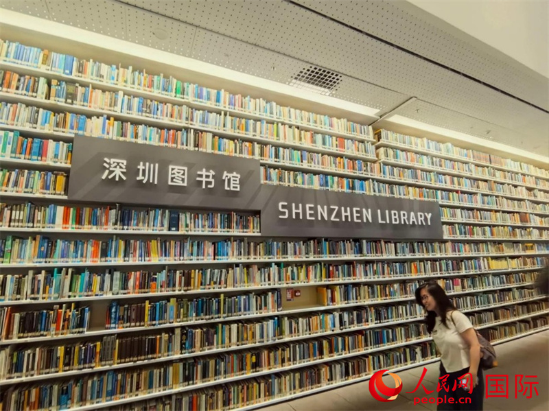 图为深圳图书馆北馆前厅。人民网 史安德摄