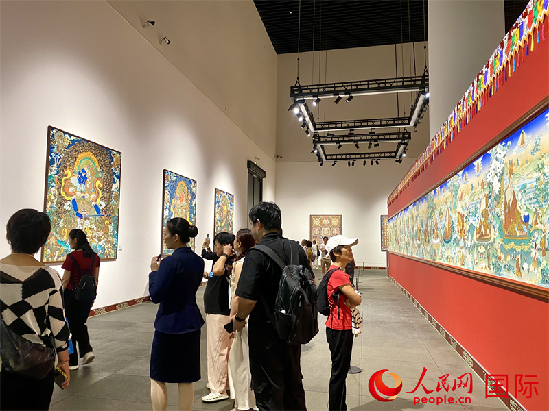 观众在深圳美术馆（新馆）欣赏艺术作品。人民网 徐素心摄