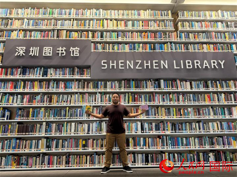 深圳图书馆大厅内的书墙。人民网 赖强摄