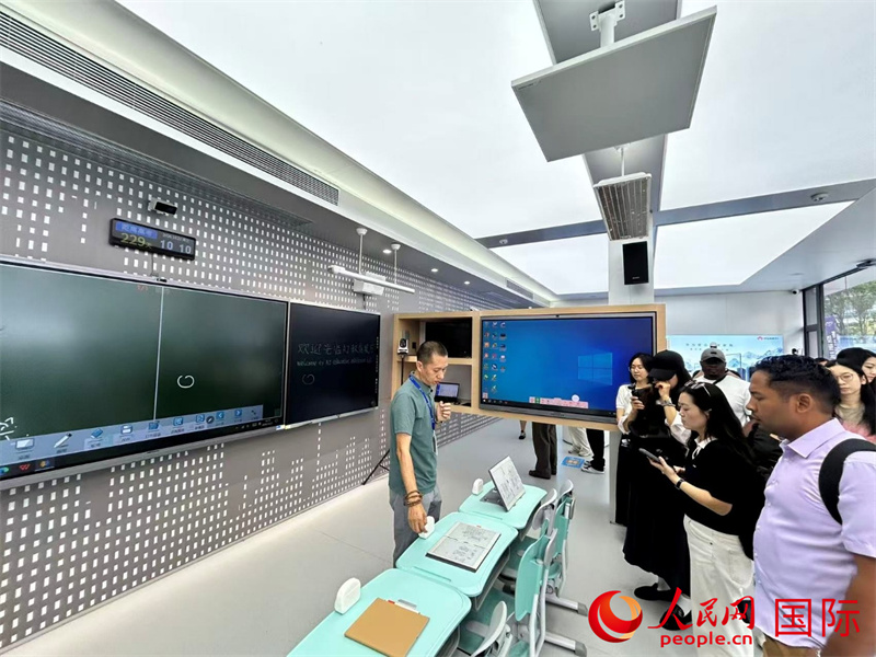 龙岗区坂田街道星河WORLD的未来教室模拟现场。作者供图