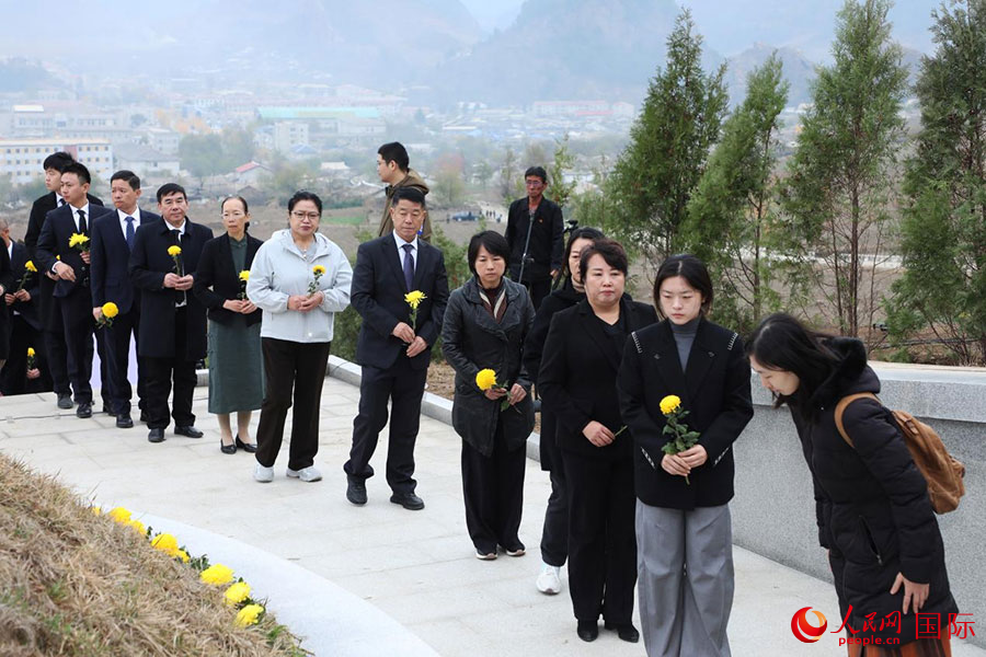 全体人员向志愿军烈士墓献花。人民网记者 刘融摄
