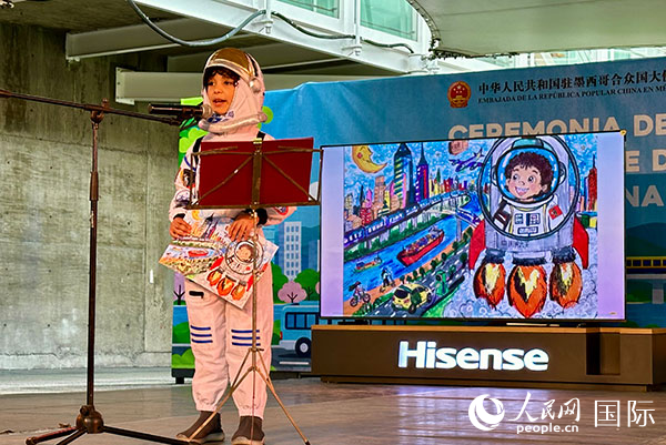 获奖者在活动现场介绍自己的画作。人民网 埃内斯托·多明戈斯摄