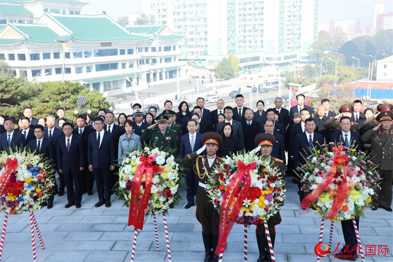 当地时间10月25日，纪念中国人民志愿军抗美援朝出国作战76周年活动在平壤友谊塔举行。 人民网记者 刘融摄