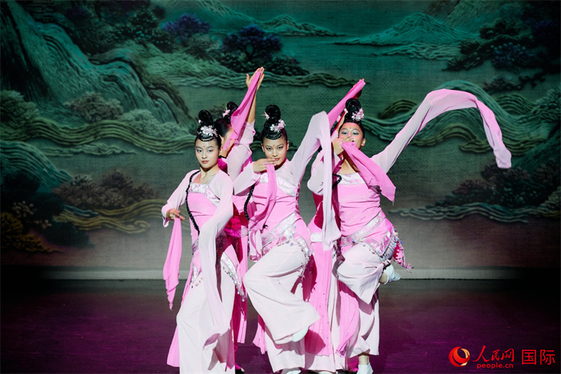 第26届英国华文教师节庆典现场舞蹈表演。杨浩鹏摄
