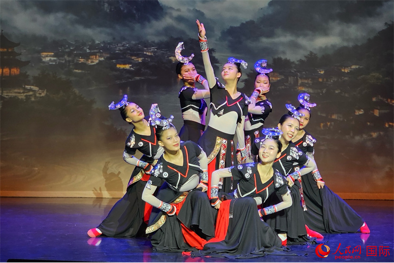 第26届英国华文教师节庆典现场贵州风情舞蹈表演。人民网 徐量摄