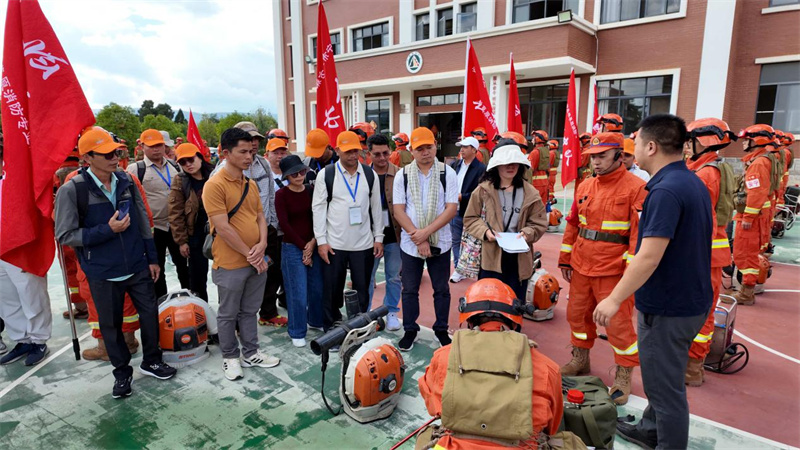 柬埔寨学员在昆明了解当地消防设备。国家林草局供图