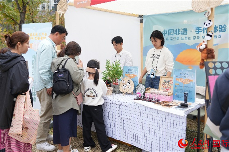 市民进行文化体验。人民网记者 汪思源摄
