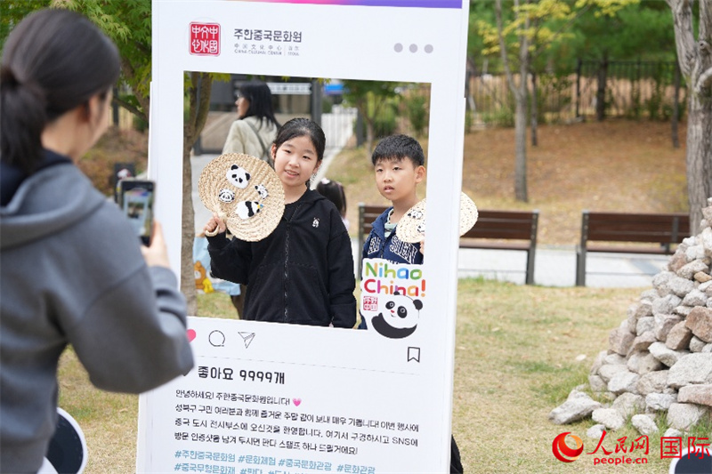 市民在现场拍照打卡。人民网记者 汪思源摄