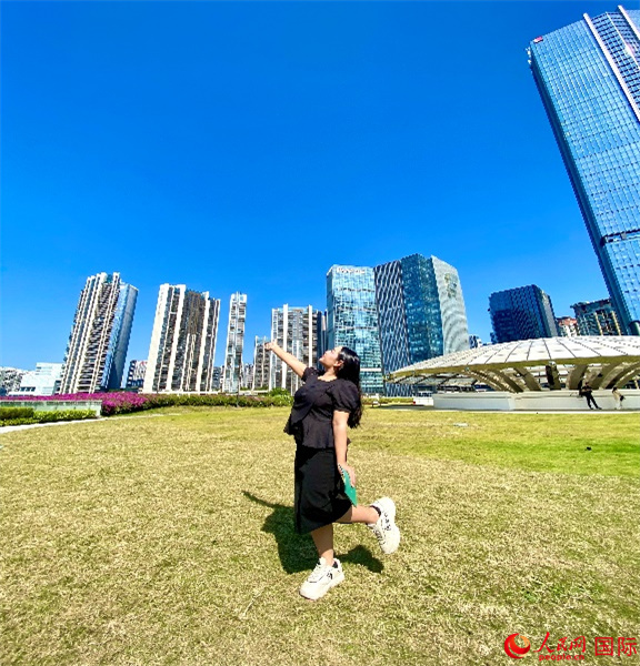 笔者在深圳城市景观前留影。人民网 河贞美摄