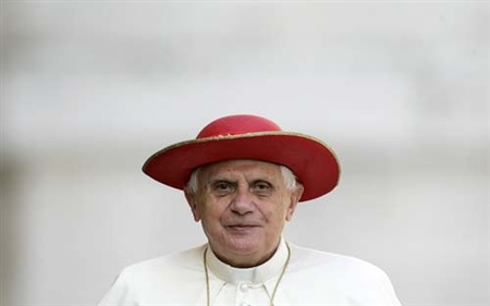 在梵蒂冈的圣彼得广场,教皇本尼狄克十六世引领着观众前行,从工作中