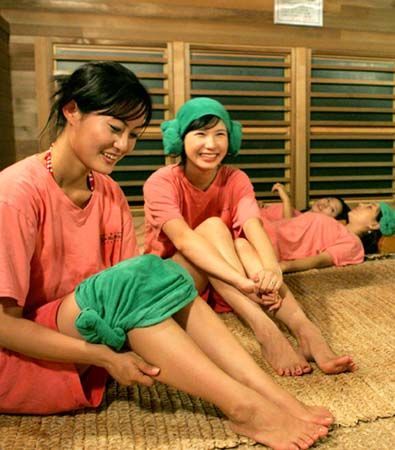 探秘韩国桑拿房:生意火爆 搓澡工月入3万 (7)