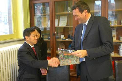 &nbsp;&nbsp;&nbsp;&nbsp;   法国里尔高等新闻学院邀请龙雪飞介绍了