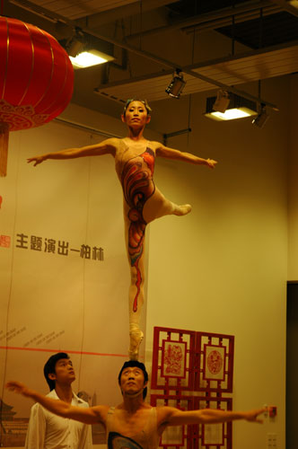 图为吴正丹,魏葆华表演的肩上芭蕾《化蝶》,既优美又惊险.