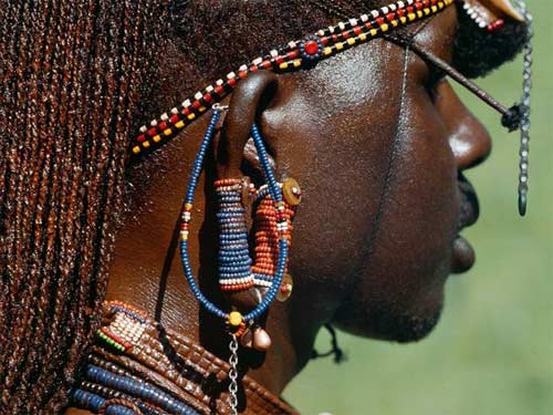 马赛族的男人和女人都要戴着这种耳环,并且他们以耳垂扯大为美.