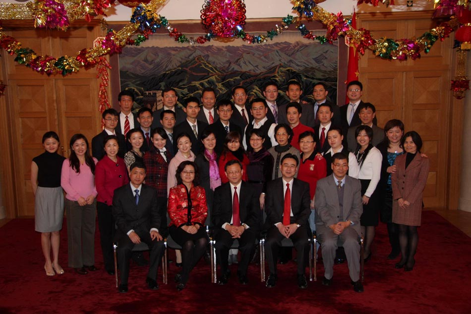 中国驻捷克大使於庆泰携馆员向全国人民致以新春祝福