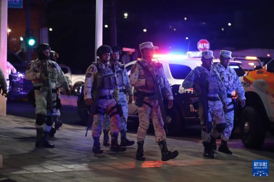 5月22日晚,安全人员在墨西哥新莱昂州的事发现场警戒。新华社发