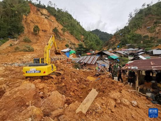 7月10日,救援人员在印度尼西亚哥伦打洛省波尼波朗戈县遭遇山洪和山体滑坡的金矿附近开展搜寻工作。新华社发(印尼哥伦打洛省搜索救援队供图)