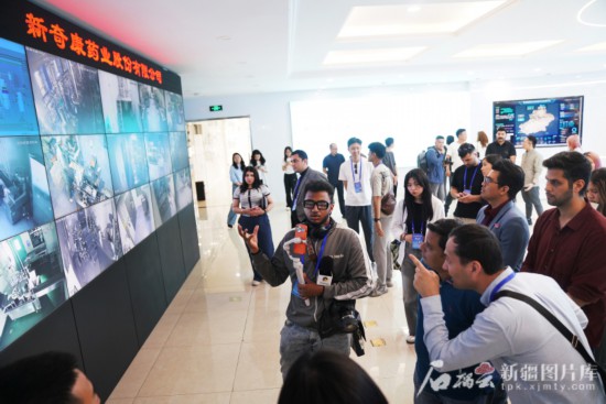 5月26日，在新奇康药业股份有限公司，阿联酋迪拜电视台主持人苏丹·阿尔巴卢什正在拍摄报道素材。