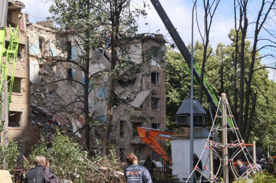6月23日，乌克兰国家紧急情况局工作人员在基辅市的舍甫琴科夫斯基区遭空袭现场进行搜寻和清理工作。新华社发（彼得·德鲁克摄）