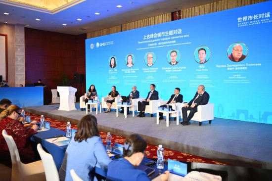 7月8日，参会嘉宾在上合峰会城市主题对话环节发言。新华社记者 李然 摄