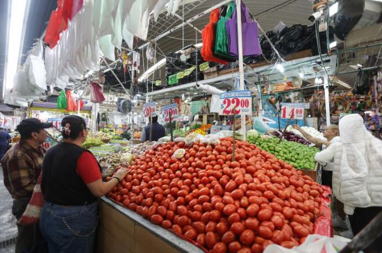 2025年7月14日，在墨西哥首都墨西哥城的一家公共市场，市民正在挑选番茄。（新华社/弗朗西斯科·卡内多）
