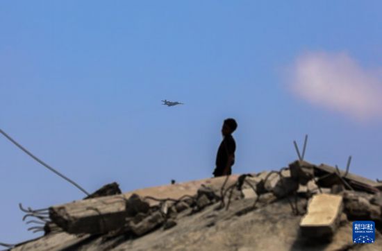  8月8日，飞机在加沙城上空空投物资。新华社发（里泽克·阿卜杜勒贾瓦德摄）