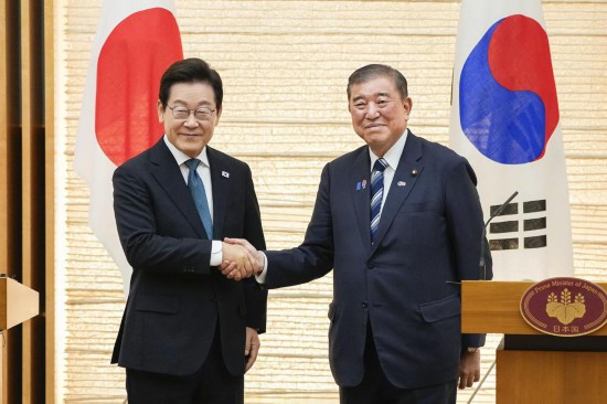 8月23日，在日本东京，韩国总统李在明（左）与日本首相石破茂在共同记者会后握手。新华社/共同社