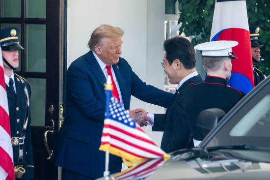 8月25日，美国总统特朗普（左二）在华盛顿白宫欢迎韩国总统李在明（左三）。新华社记者 胡友松 摄