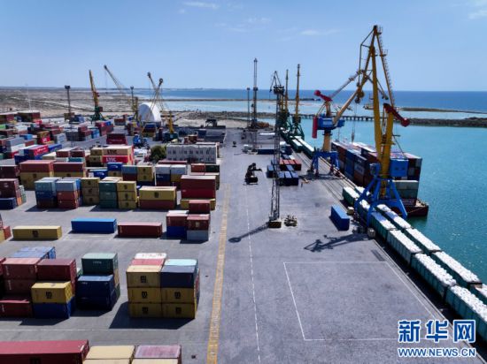 阿克套港是哈萨克斯坦位于里海最主要的货运码头,是跨里海国际运输走廊的重要节点。 新华社记者 李任滋 摄