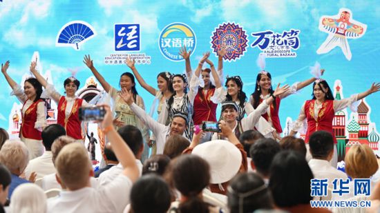 2025年8月6日,“上合之约·丝路津彩”上合国家青年学生“万花筒”文化市集在天津庆王府举行。这是上合国家青年学生在共同表演舞蹈节目。新华社记者 李然 摄