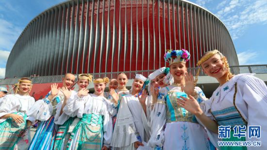 中国援白俄罗斯国家足球体育场6月7日正式启用。项目占地面积12.43公顷,建筑面积4.8万平方米,设有33145个观众坐席,是国际水准的专业足球竞技场和全民健身体育文化综合体。新华社发(任科夫摄)