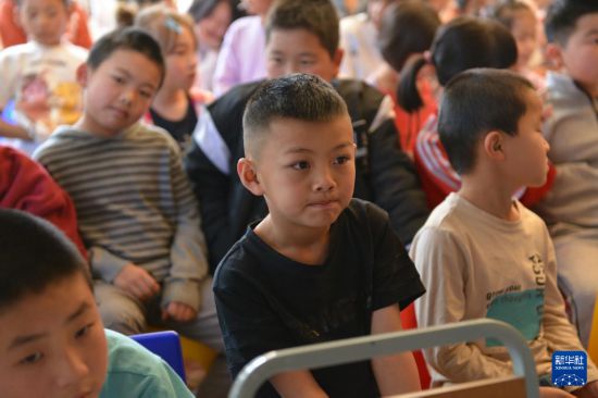 8月30日，在南非约翰内斯堡的非洲华文教育基金会中文学校，孩子们聆听教师讲述抗战历史。新华社记者 蒋国鹏 摄