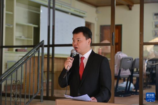 8月30日，在南非约翰内斯堡的非洲华文教育基金会中文学校，教师庄勇给孩子们讲述抗战历史。 新华社记者 蒋国鹏 摄
