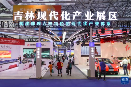 参观者在第十五届中国—东北亚博览会吉林现代化产业展区参观（8月28日摄）。新华社记者 许畅 摄