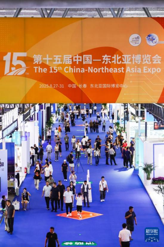 参观者在第十五届中国—东北亚博览会现场参观（8月27日摄）。新华社记者 许畅 摄
