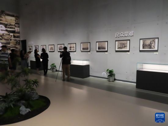 9月2日,在上海淞沪抗战纪念馆,媒体记者在照片展出现场拍摄。新华社记者 许晓青 摄