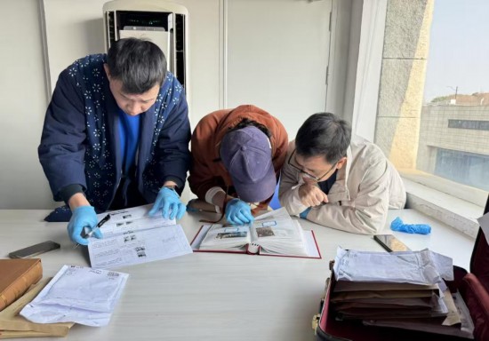 2025年2月24日,上海淞沪抗战纪念馆研究人员、上海师范大学专家团队联合对法国民间拟捐赠的老照片进行鉴定。(受访专家团队提供)