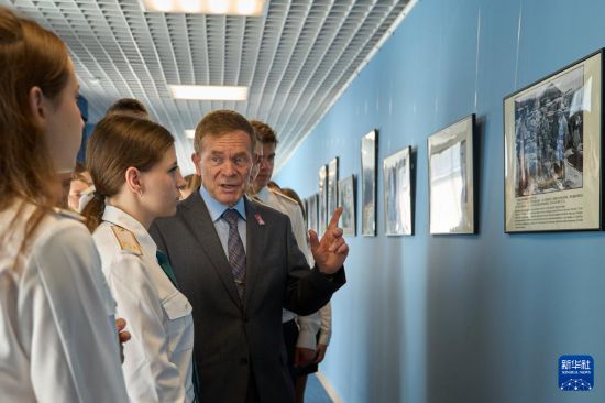 9月2日，在俄罗斯符拉迪沃斯托克举办的“百炼成钢的真心朋友”——纪念中国人民抗日战争暨世界反法西斯战争胜利80周年图片展上，老师为学生讲解。新华社发（郭飞洲摄）