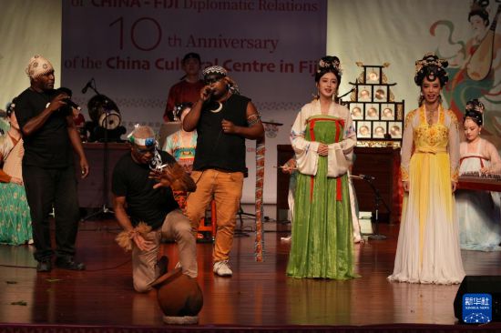   9月11日，在斐济首都苏瓦举办的“西安鼓乐与南太之声”音乐会上，中斐两国表演者共同演唱斐济歌曲。新华社发（高鑫摄）