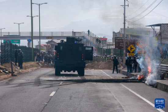 9月16日，在厄瓜多尔首都基多，武装部队人员和警察在道路上维持秩序。新华社发（里卡多·兰德塔摄）