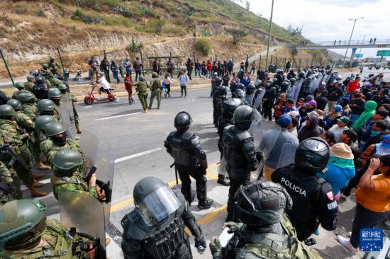 9月16日，在厄瓜多尔首都基多，武装部队人员和警察在道路上维持秩序。新华社发（里卡多·兰德塔摄）