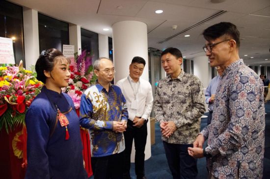 演出开始前,曹忠明同徐芳达、马炎庆及《红头巾》主演曾小敏等交流。(广东粤剧院供图)