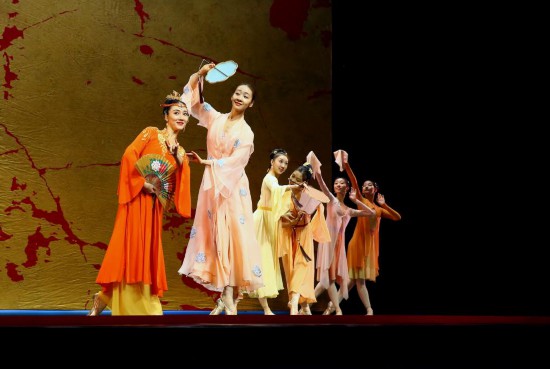 　　9月19日，演员在位于泰国曼谷的泰国文化中心参加芭蕾舞剧《红楼梦》彩排。新华社记者 孙玮彤 摄