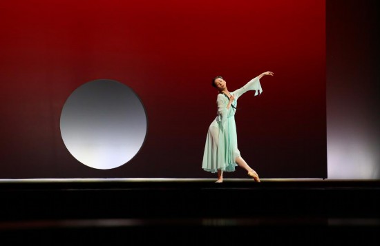 　　9月19日，演员在位于泰国曼谷的泰国文化中心参加芭蕾舞剧《红楼梦》彩排。新华社记者 孙玮彤 摄