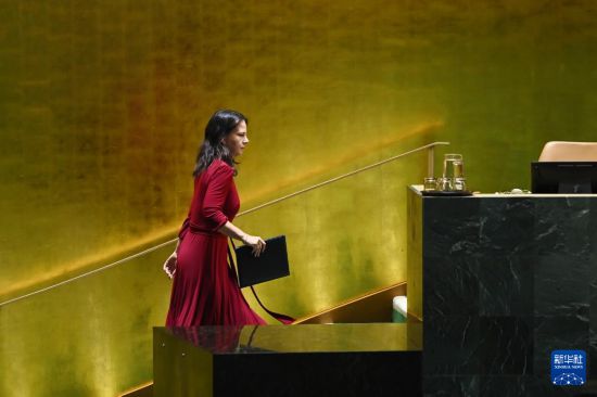 　　9月29日，在位于纽约的联合国总部，第80届联大主席贝尔伯克在发表联合国大会一般性辩论闭幕致辞后离开。新华社记者李睿摄